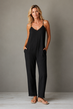 Line | Eleganter Jumpsuit mit Spitzenbesatz