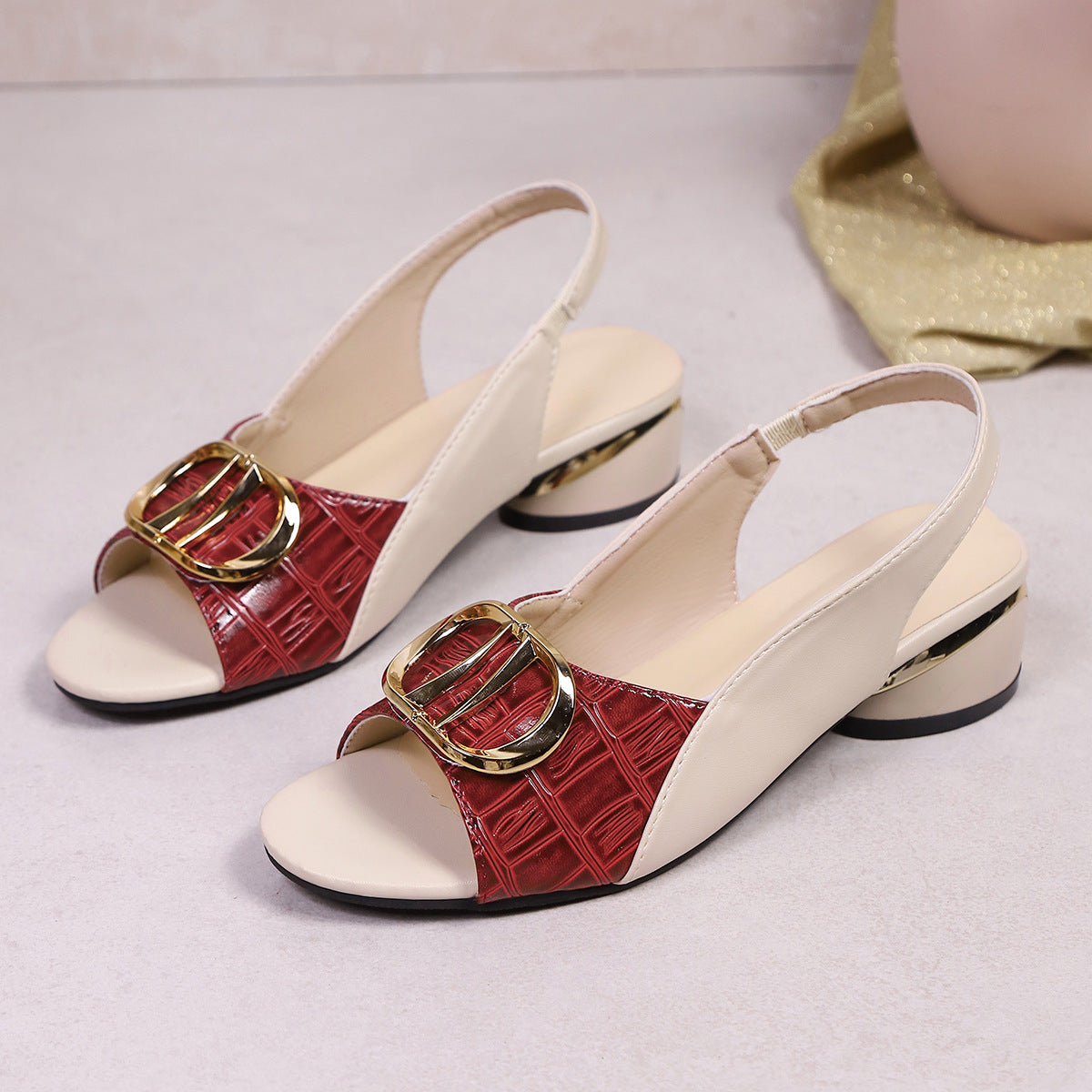 MODERNE SANDALEN FÜR DAMEN