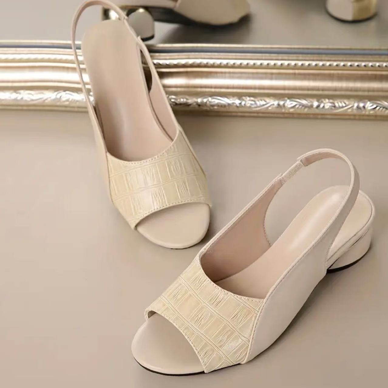 MODERNE SANDALEN FÜR DAMEN